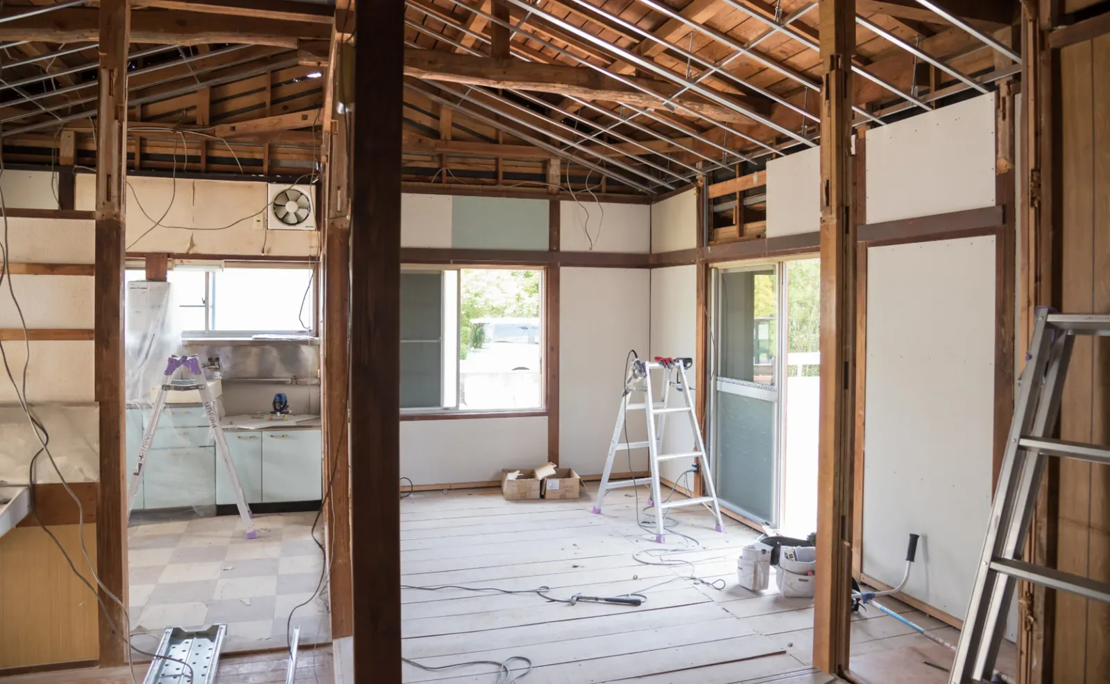 木造住宅のリフォーム工事中の室内